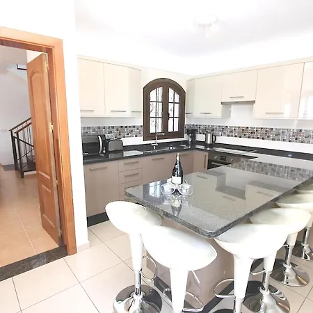 Oceano Once - Beautiful 5 Bedroom Private Pool And Hot Tub Villa Playa Blanca (Lanzarote)