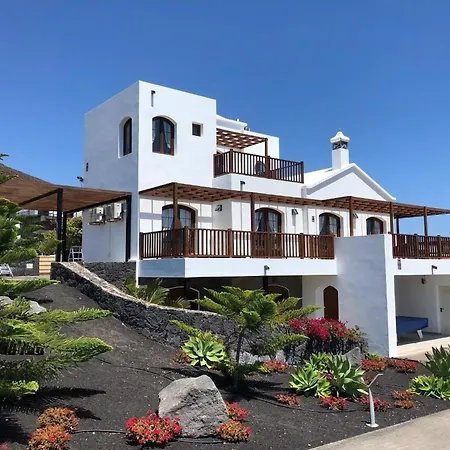 Oceano Once - Beautiful 5 Bedroom Private Pool And Hot Tub Playa Blanca (Lanzarote)